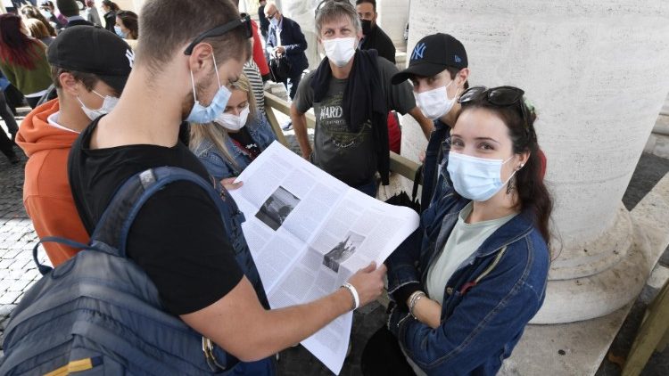 மூவேளை செபவுரையின்போது வழங்கப்பட்ட "Fratelli tutti" திருமடல் பிரதி