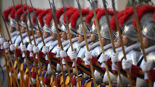 Papa à Guarda Suíça: com cortesia e doação, são um testemunho de acolhimento da Igreja