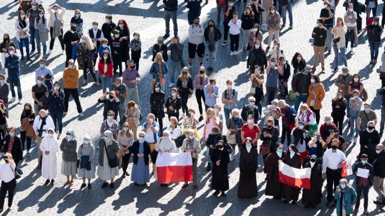 信徒参与教宗主持的三钟经祈祷活动