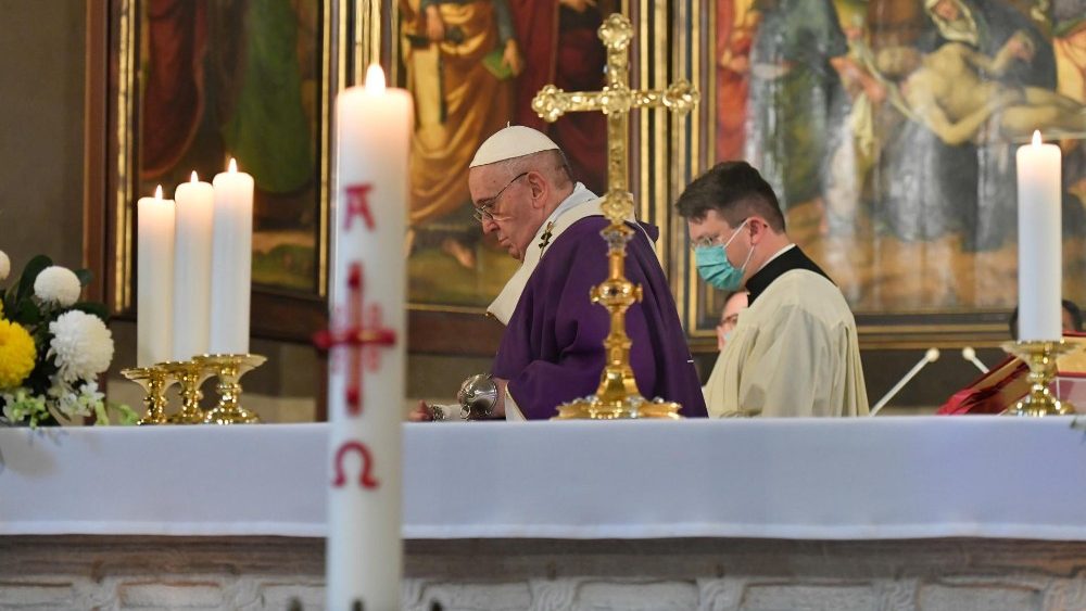 2020.11.02 Santa Messa pro defunti e preghiera nelle tombe del Cimitero Teutonico e nelle Grotte Vaticane