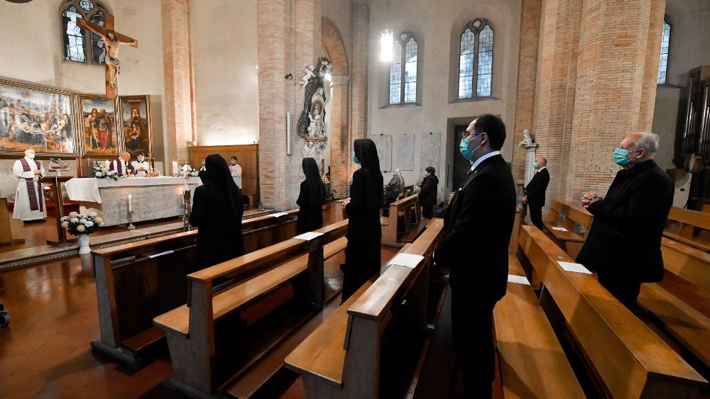 2020.11.02 Santa Messa pro defunti e preghiera nelle tombe del Cimitero Teutonico e nelle Grotte Vaticane