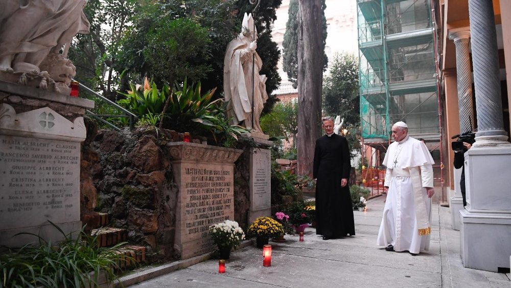 2020.11.02 Santa Messa pro defunti e preghiera nelle tombe del Cimitero Teutonico e nelle Grotte Vaticane
