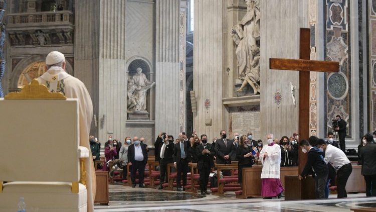 Símbolos entregues aos jovens de Portugal em missa na Basílica de São Pedro, no domingo (22)