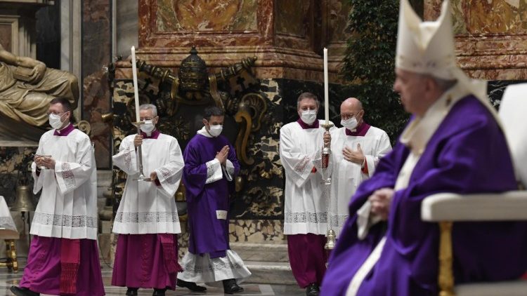 Der Papst bei der Sonntagsmesse in St. Peter