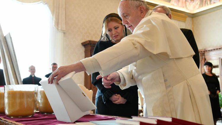 Geschenkeaustausch: Der Papst überreichte seine jüngsten Schriften