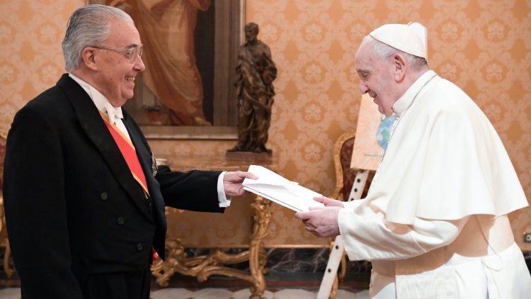 Гусман Карыкіры Лекур падчас уручэння даверчых грамат Францішку