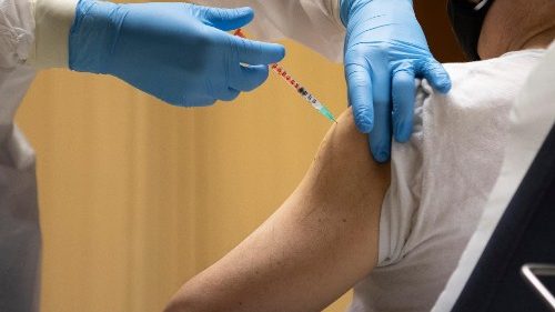 Con l'Elemosineria Apostolica 1200 poveri vaccinati entro Pasqua 
