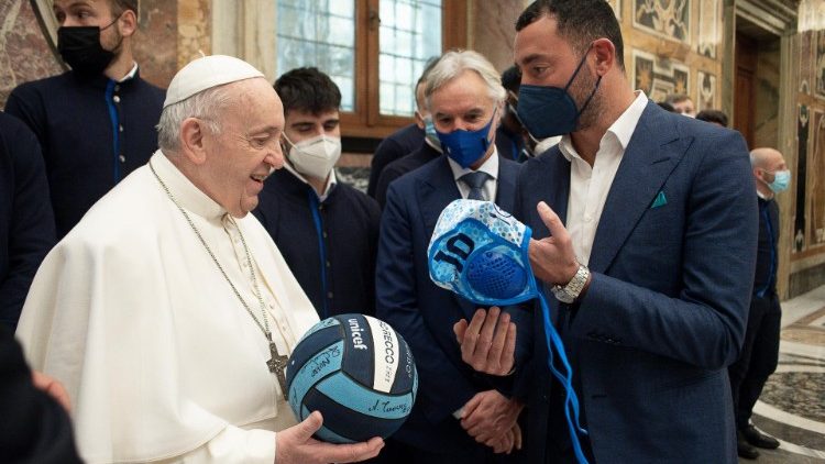 Le Pape François et les joueurs de La Spezia au Vatican, le 20 janvier 2021. 