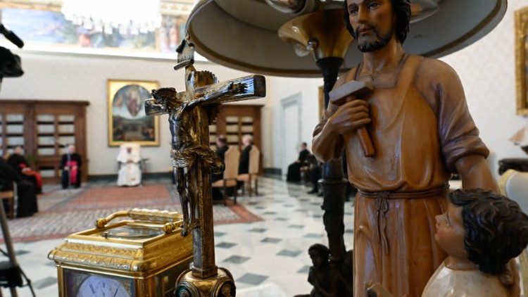 Imagem de São José numa Audiência Geral com o Papa Francisco