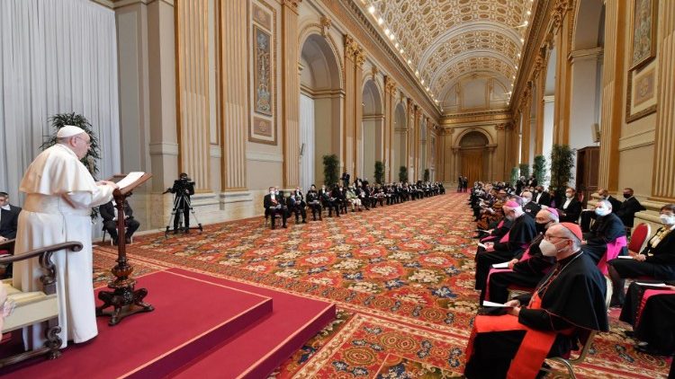 2021.02.08 Papa Francisko amehutubia viongozi wa kidiplomasia na wawakilishi mjini Vatican