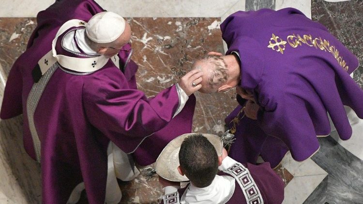 Die Aschermittwochsmesse wurde am Kathedra-Altar im Petersdom gefeiert
