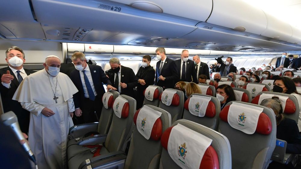 Francisco saudou os 74 jornalistas que o acompanharam no avião da Alitalia