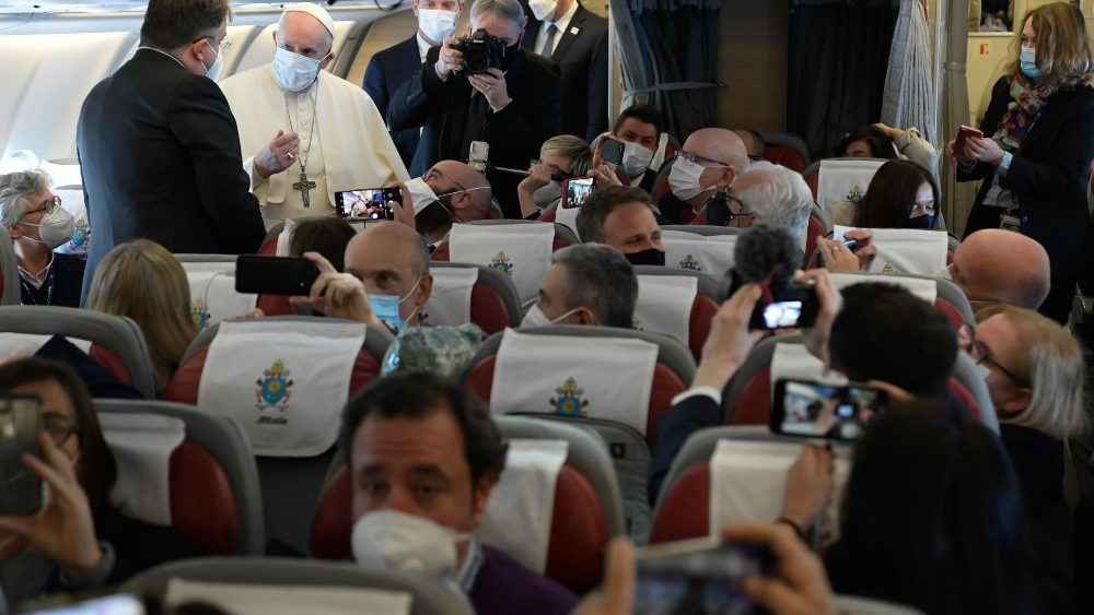 Francisco saudou os 74 jornalistas que o acompanharam no avião da Alitalia