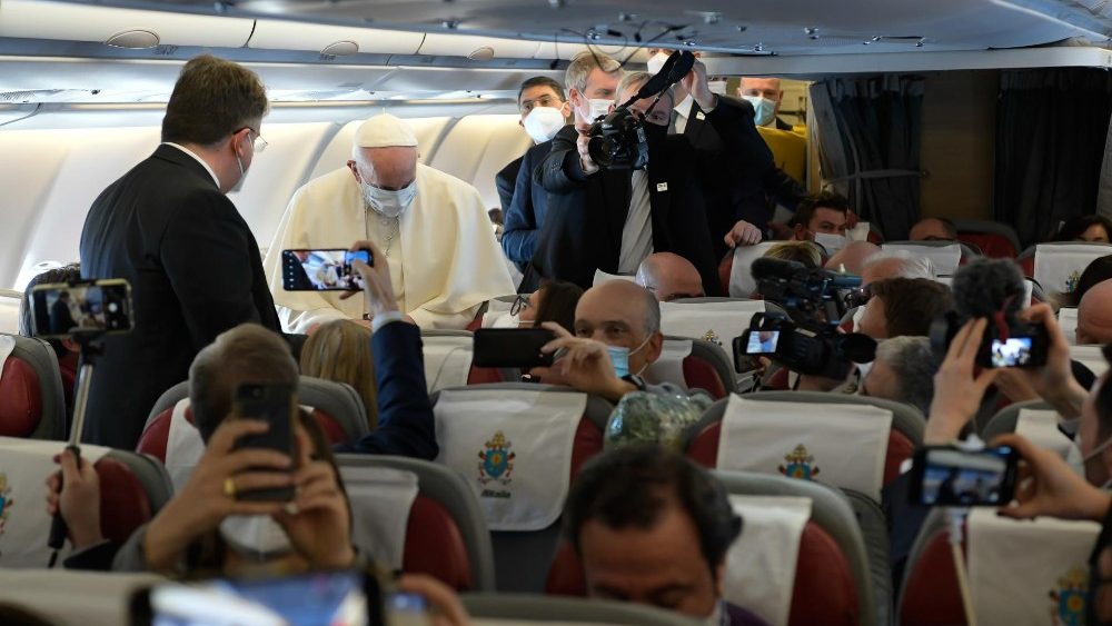 Francisco saudou os 74 jornalistas que o acompanharam no avião da Alitalia