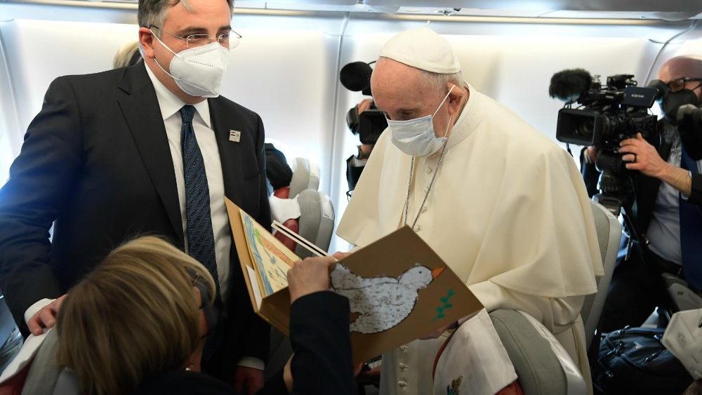 Francisco saudou os 74 jornalistas que o acompanharam no avião da Alitalia