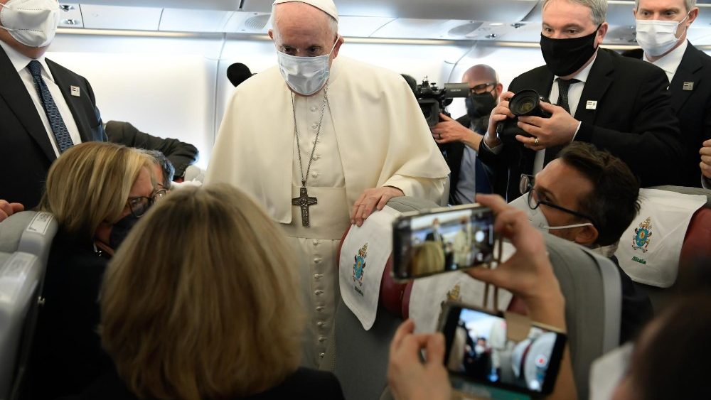 Francisco saudou os 74 jornalistas que o acompanharam no avião da Alitalia