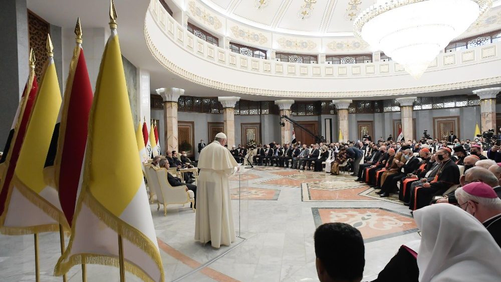 2021.03.05 Viaggio Apostolico in Iraq  Incontro con le Autorita', la Societa' civile e il Corpo Diplomatico nel salone del Palazzo Presidenziale a Baghda