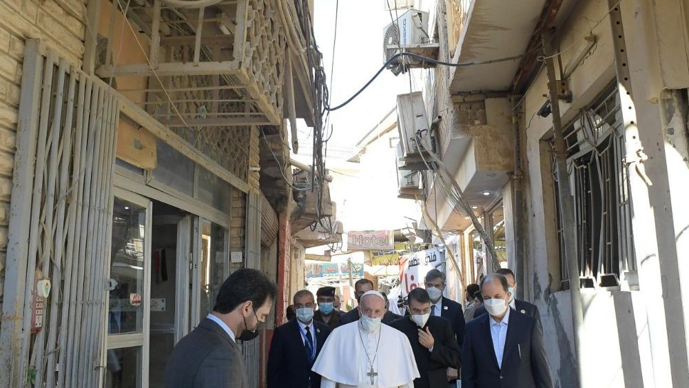 Papa caminha em rua de Najaf
