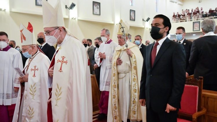 La procesión de ingreso en la Santa Misa presidida por el Papa Francisco en la Catedral caldea de San José en Bagdad