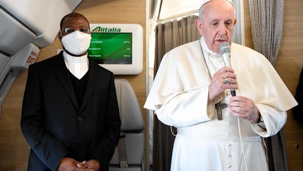 Papež med pogovorom z novinarji