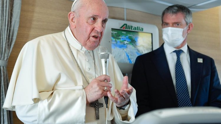 Konferencja prasowa w samolocie