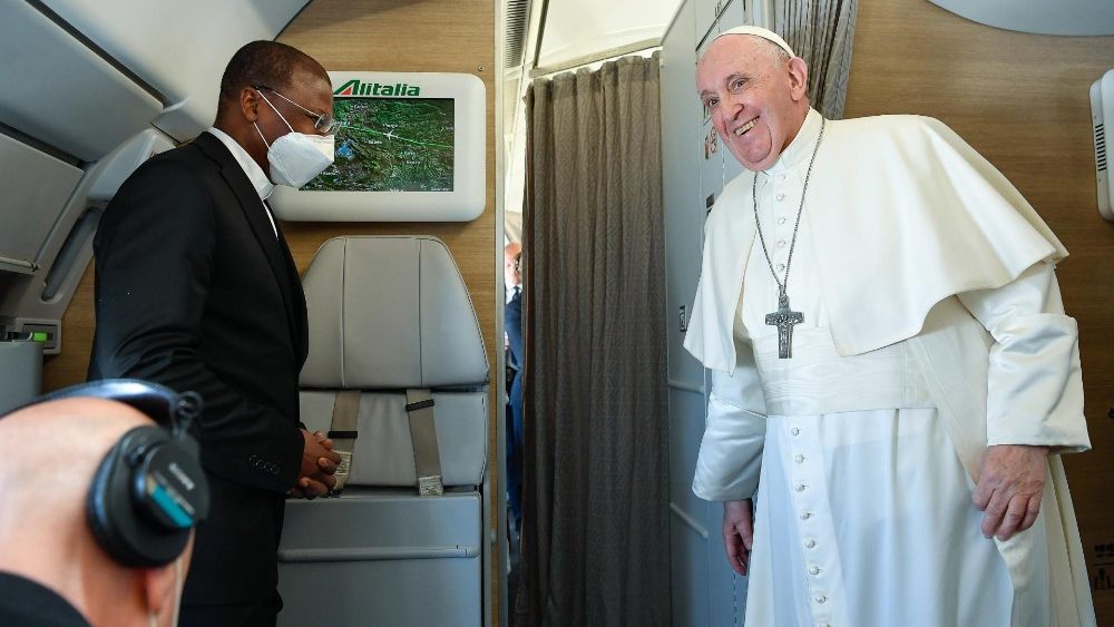 Papež med pogovorom z novinarji