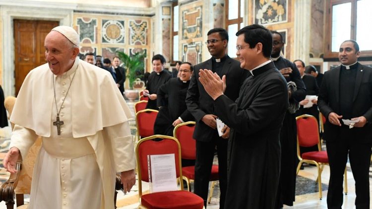 Le Pape François en compagnie des membres du collège pontifical philippin.