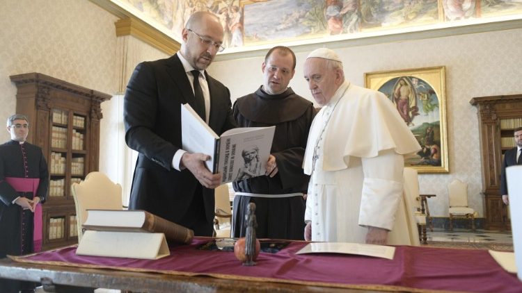Papa Francesco e il  primo ministro dell'Ucraina Denys Shmyhal