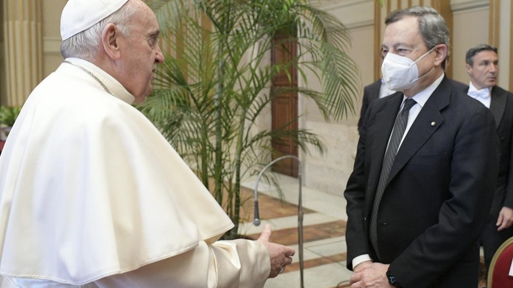Il Papa saluta Mario Draghi durante l'inaugurazione dell'anno giudiziario vaticano (27 marzo 2021)