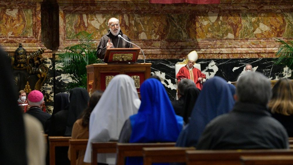 Kardinal Cantalamessa bei der Predigt während der Karfreitagsliturgie mit Papst Franziskus im Petersdom 2021