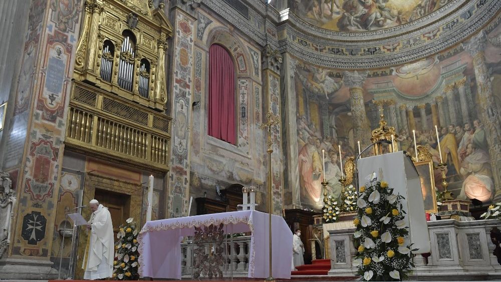 O Papa Francisco durante a missa na Igreja de Santo Espírito, em Sassia, neste Domingo da Divina Misericórdia