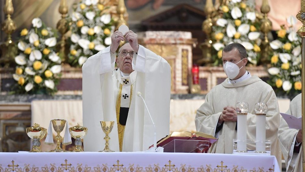 O Papa Francisco durante a missa na Igreja de Santo Espírito, em Sassia, neste Domingo da Divina Misericórdia