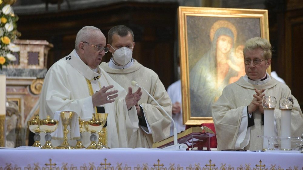 O Papa Francisco durante a missa na Igreja de Santo Espírito, em Sassia, neste Domingo da Divina Misericórdia