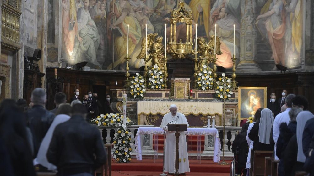 O Papa Francisco durante a missa na Igreja de Santo Espírito, em Sassia, neste Domingo da Divina Misericórdia