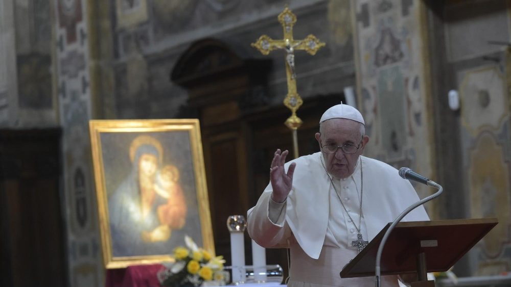 O Papa Francisco durante a missa na Igreja de Santo Espírito, em Sassia, neste Domingo da Divina Misericórdia