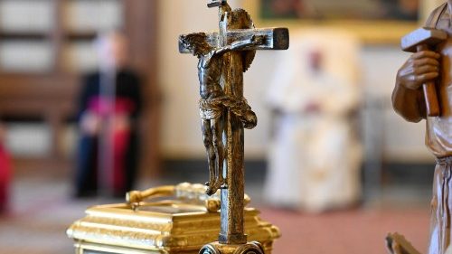 Francesco: la preghiera vocale ci porta per mano a Dio