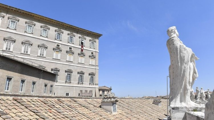 Il Palazzo apostolico durante il Regina Caeli