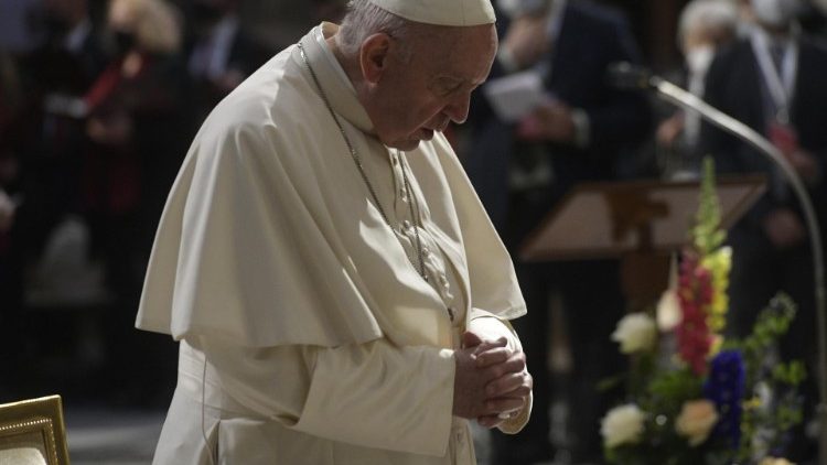 Le Pape en prière en la chapelle Grégorienne de la Basilique Saint-Pierre, le 1er mai 2021
