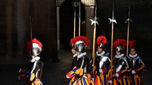 Vatikan: Schweizergarde im Vatikan nimmt 17 neue Rekruten auf