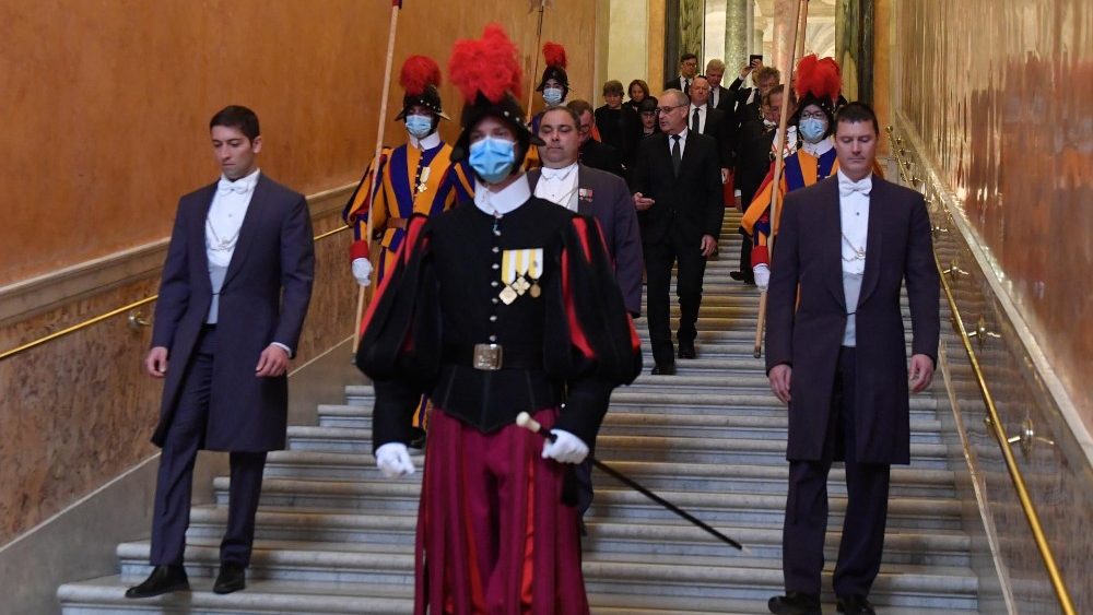 Presidente Confederação Suíça deixa o Palácio Apostólico no Vaticano 