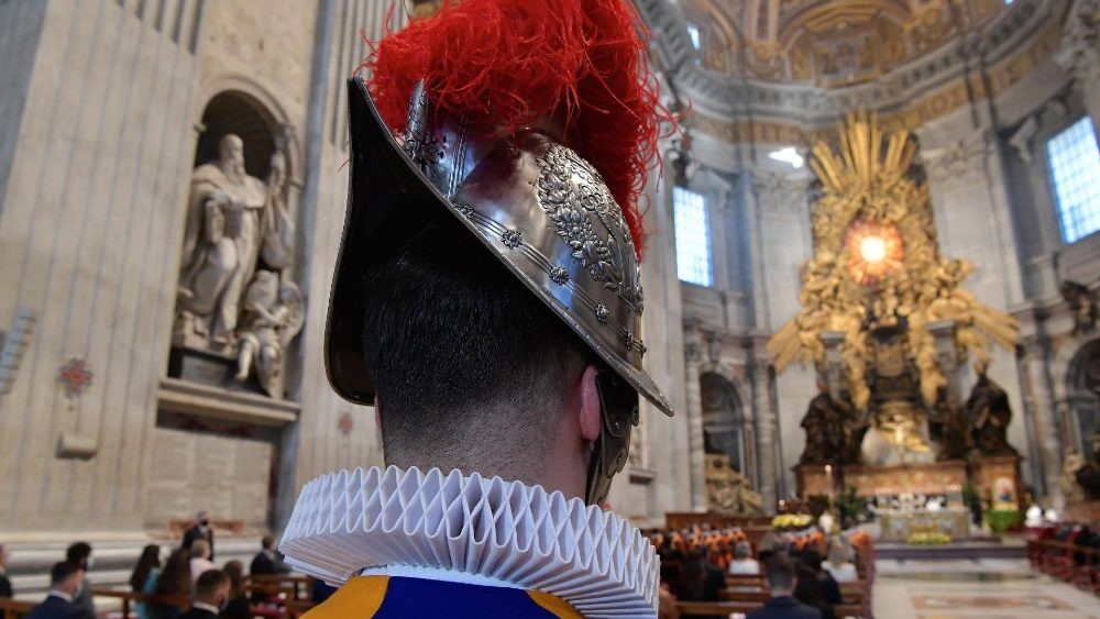 El Cardenal Pietro Parolin preside la Misa con motivo del juramento de la Guardia Suiza Pontificia