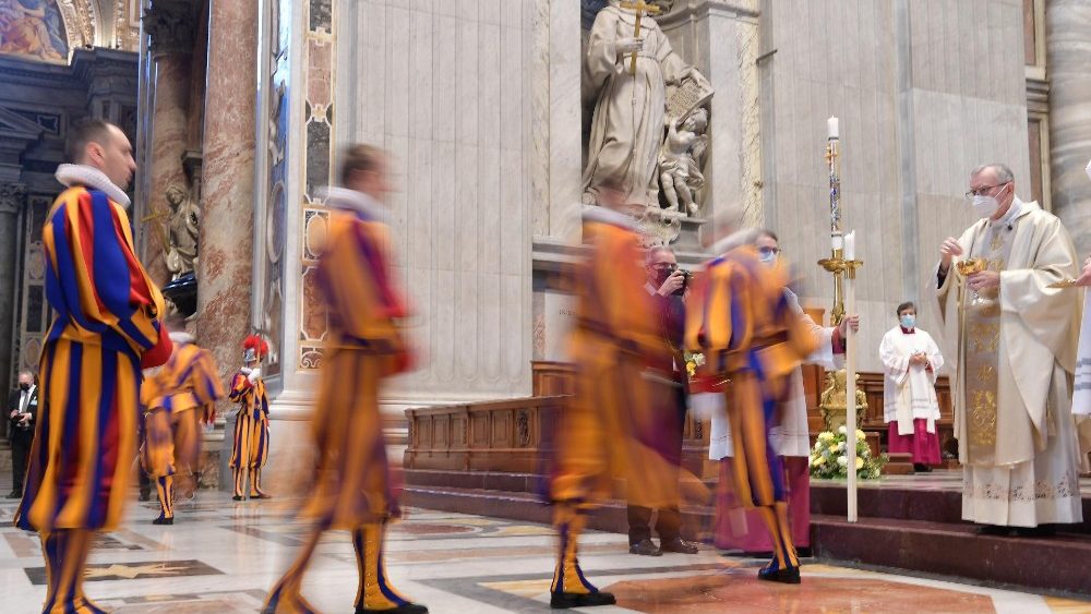El Cardenal Pietro Parolin preside la Misa con motivo del juramento de la Guardia Suiza Pontificia