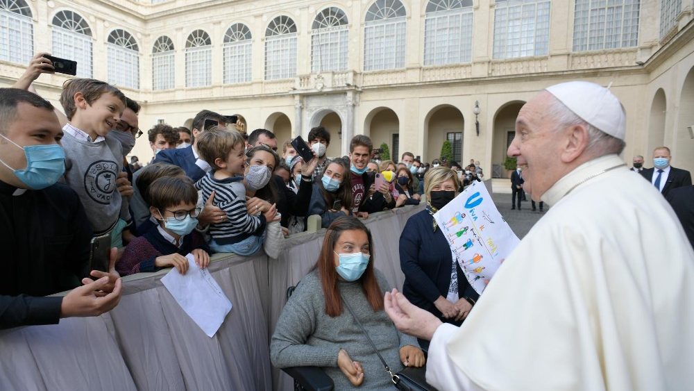 Papst Franziskus mit Gläubigen auf dem Damasushof