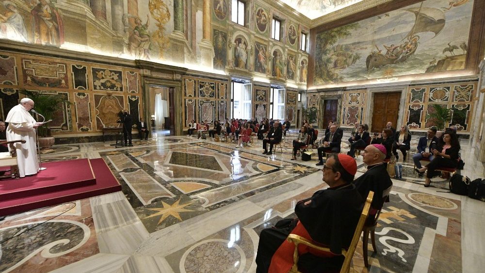 El Papa recibe a los miembros de la Asociación Meter. 