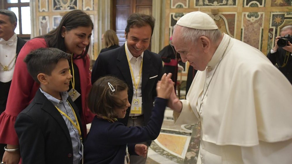 El Papa recibe a los miembros de la Asociación Meter. 