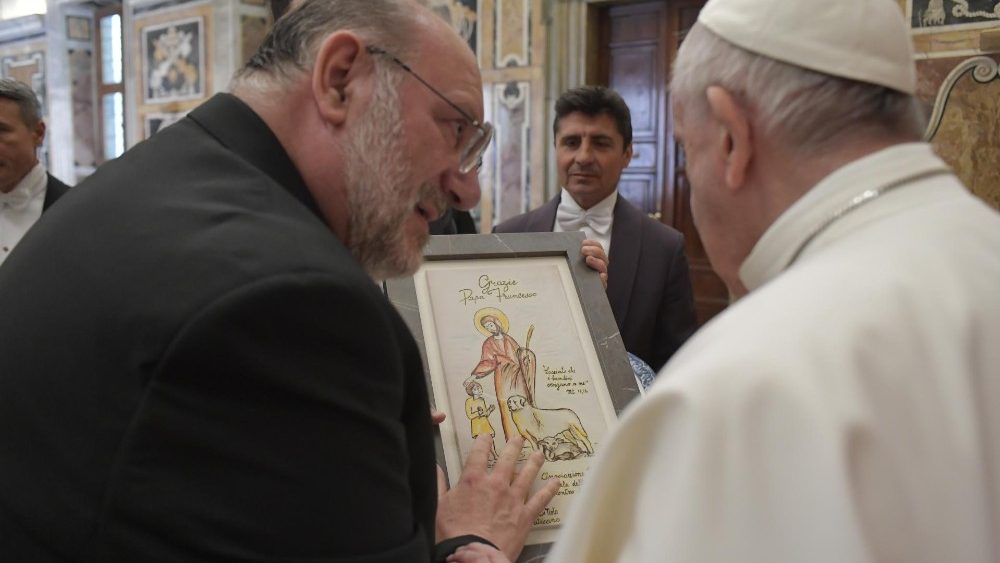All'udienza il saluto tra Papa Francesco e don Fortunato di Noto