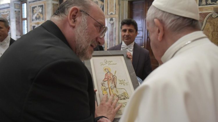 Gründer und Leiter von Meter, Don Fortunato di Noto (links)