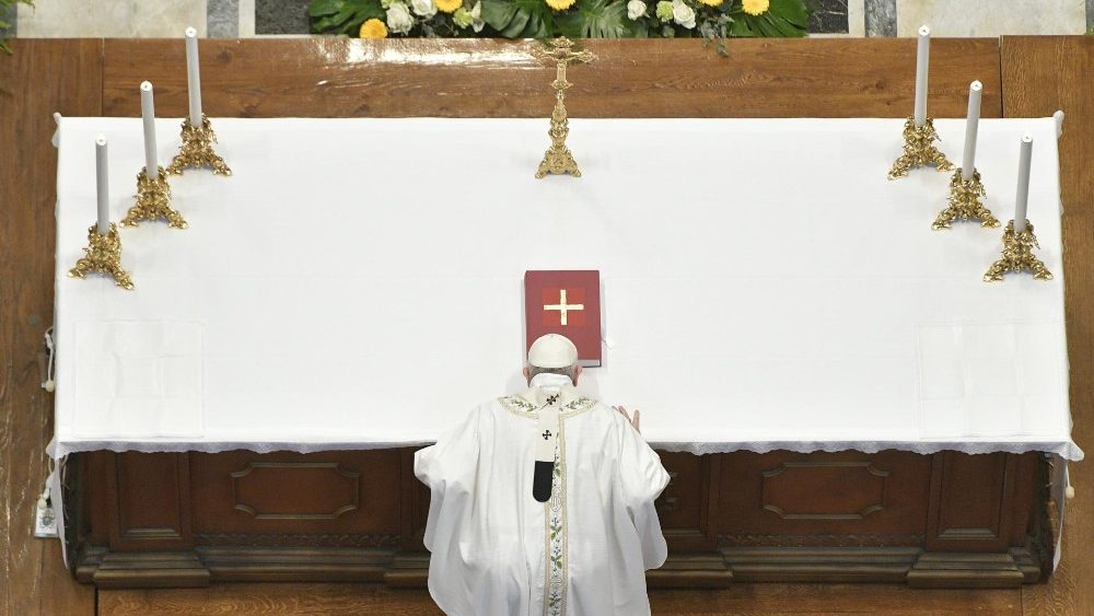 Papa Francisco beija o Altar ao final da celebração