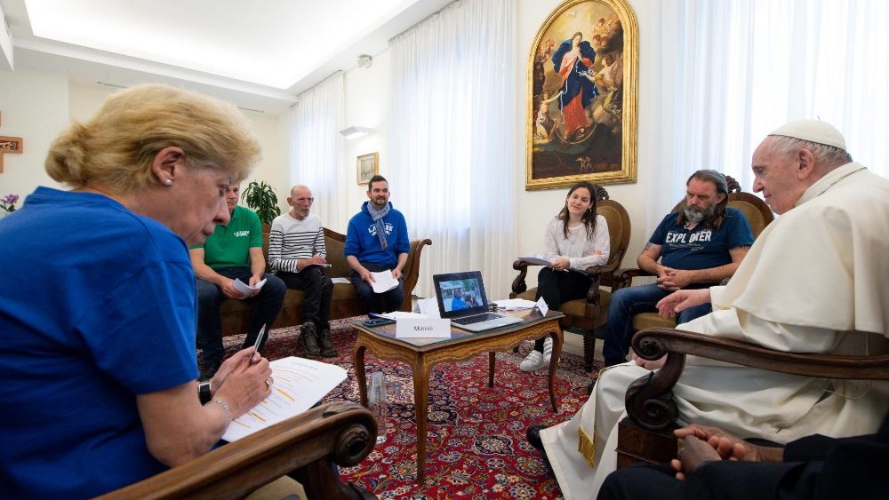 Uno degli incontri del Papa con i senzatetto che gli hanno posto le domande dei poveri del mondo