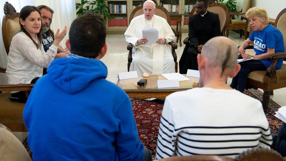 Uno degli incontri del Papa con i senzatetto che gli hanno porto le domande dei poveri del mondo